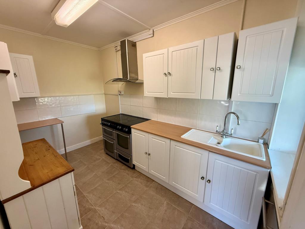 Lot: 56 - THREE-BEDROOM SEMI-DETACHED HOUSE - Kitchen